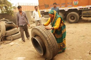 Inline 2 _ Shanti Devi fixing tyres. Image source bharatmoms_
