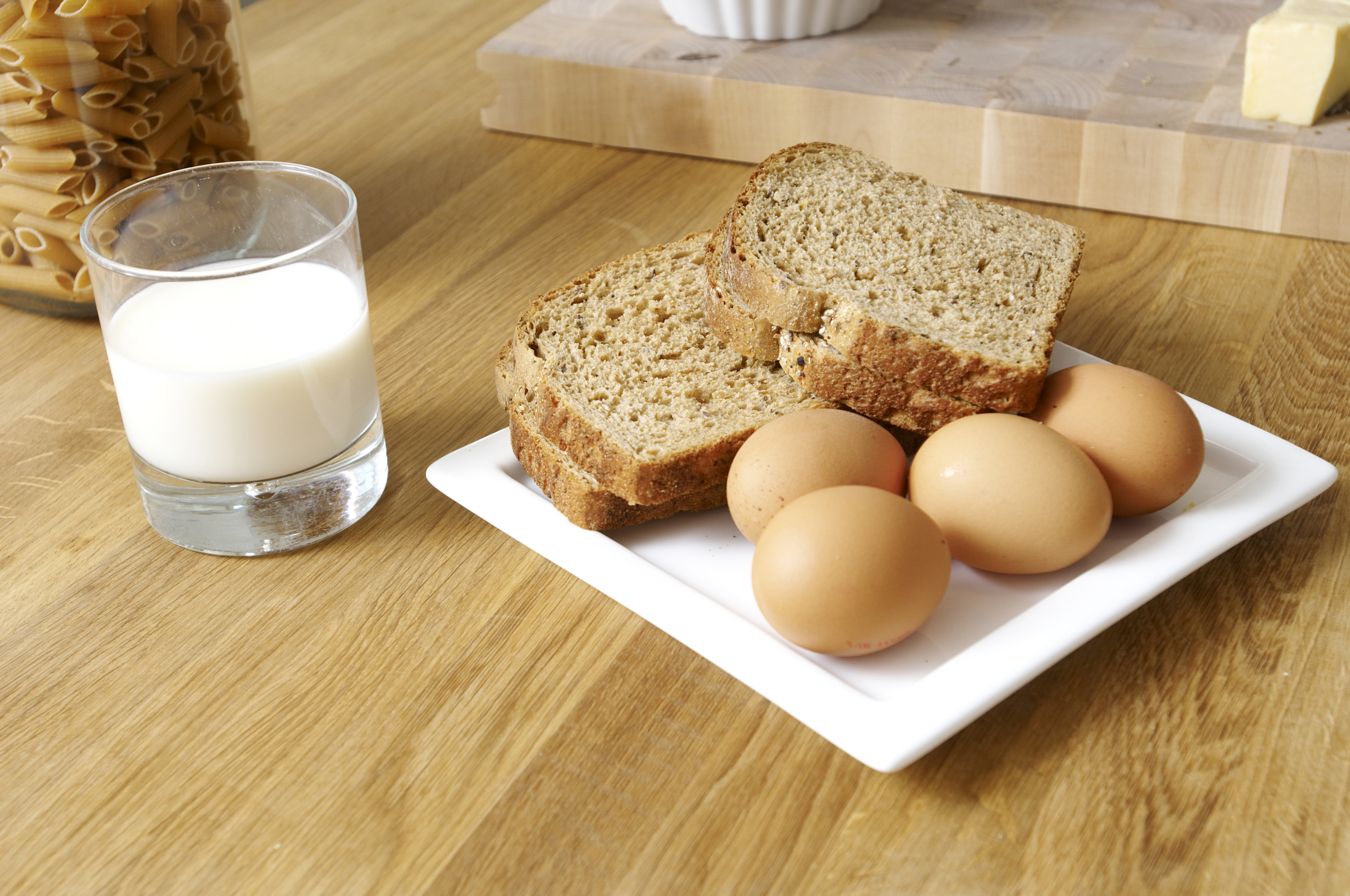 Белый хлеб с молоком рецепт. Хлеб молоко яйца. Яйцо в хлебе. Хлебцы с яйцом. Завтрак с яйцом и хлебом.